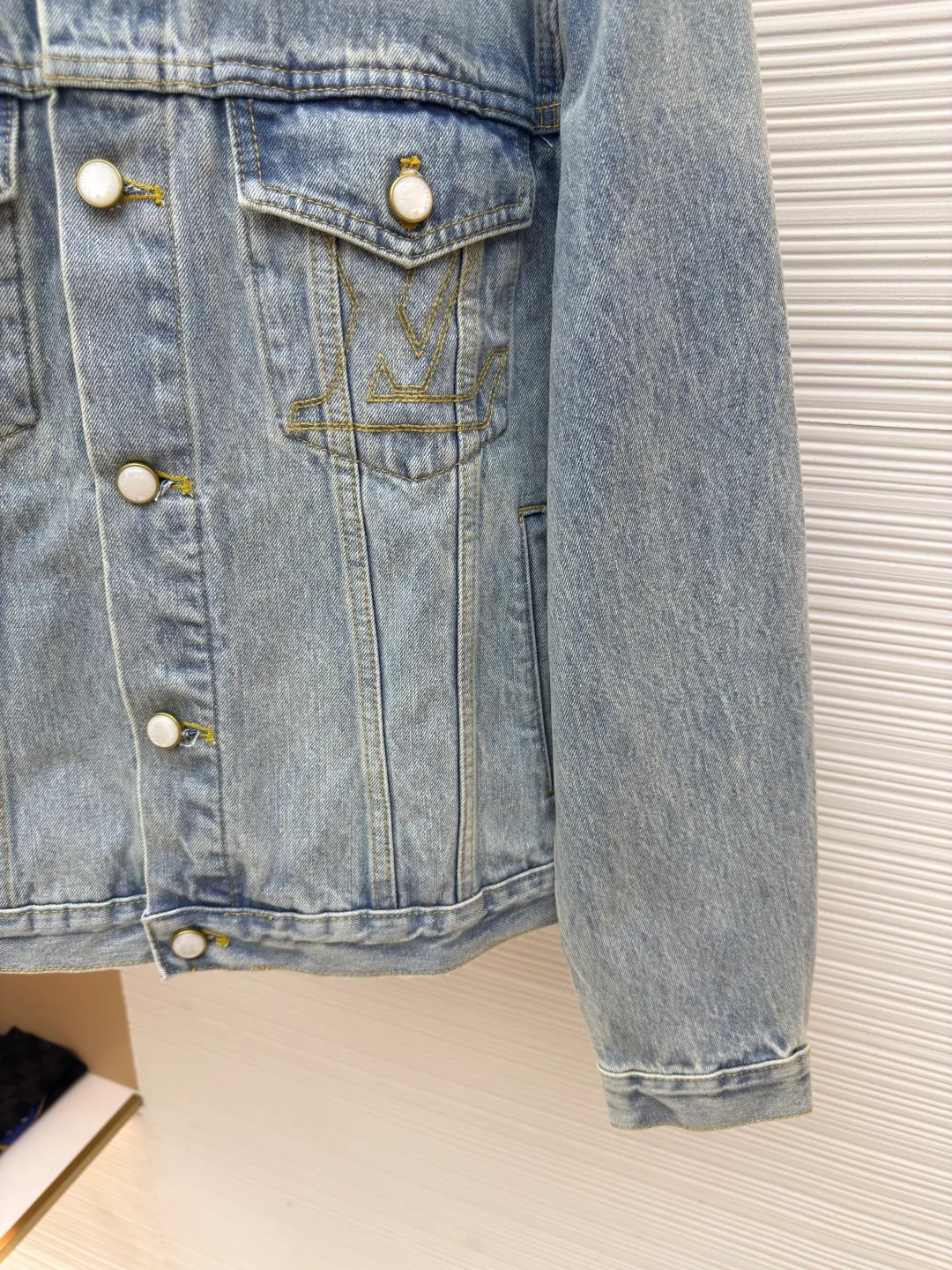 LOUIS VUITTON patch letter denim jacket ●Authentic product: purchased and developed for 16700 ●Item number: 1680028-B35 ●Fabric: denim fabric ●Technology: washed production ●Version: fitted version ●Weight: about 1050 grams ●Size: 46-48-50-52 ●Description: Letters gold gold thread embroidered denim Brand presbyopia logo iconic pattern It has a strong street American style and is very chic. The whole piece is still the same loose version as always, which hides the flesh. The regular denim lapel design gives people a smart and generous look. Customized logo buttons and leather labels come with a full set of accessories. It is cool, stylish and fairy-like. It is also an absolute C-position piece and is highly recommended!  Very heavy work, exquisite details, special washing process, multiple washings can show the same perfect washing color effect as the original. The overall wiring is straight and delicate, the fabric is comfortable and soft, and the color is consistent without color difference. It can be matched with the same style to create a fashionable look and control various occasions. Customized accessories, complete with three standards, same style for men and women!